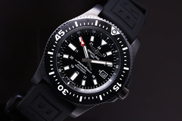 Breitling Superocean 44 Special - M17393　The oversized hands, numerals and hour-markers, accentuated by a luminescent coating, ensure optimal readability even in the dark ocean depths.